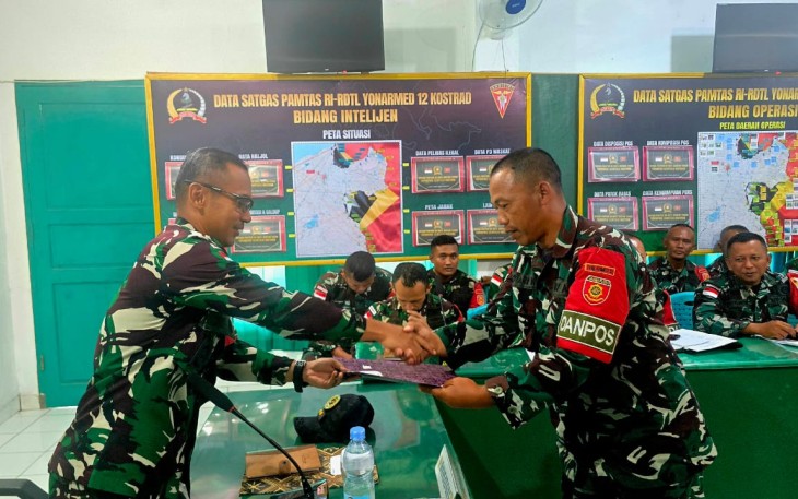 Satgas Pamtas RI–RDTL Sektor Timur Yonarmed 12 Kostrad saat Gelar Evaluasi dan Syukuran Akhir Bulan