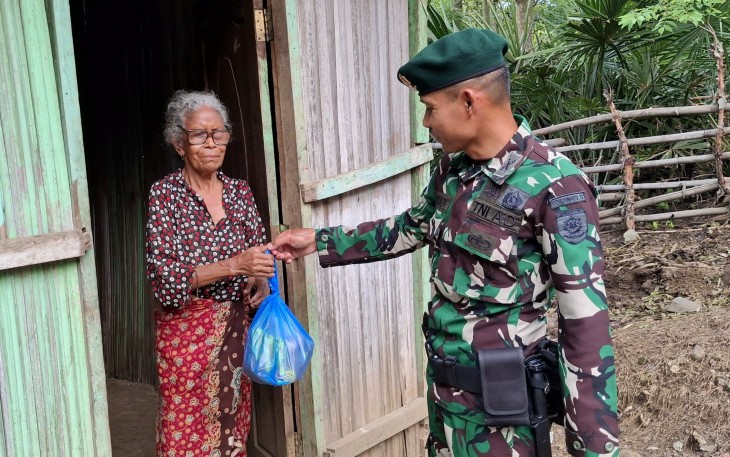 Kegiatan jumat berkah dilaksanakan di Umanen, Kecamatan Atambua Barat, Kabupaten Belu, Nusa Tenggara Timur, sebagai wujud kepedulian dan perhatian Satgas terhadap kondisi sosial masyarakat perbatasan.