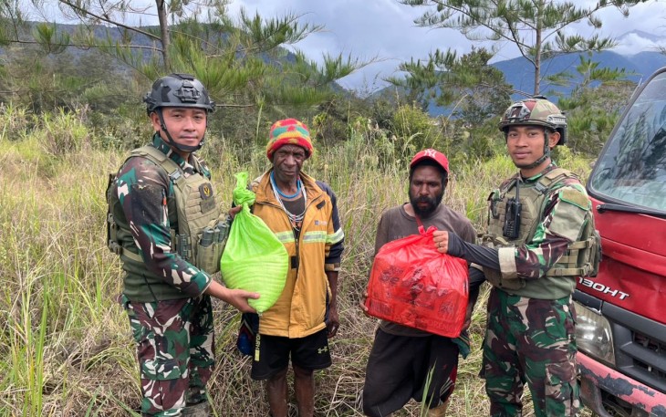 Satgas TNI saat Anjangsana ke Kampung Wako