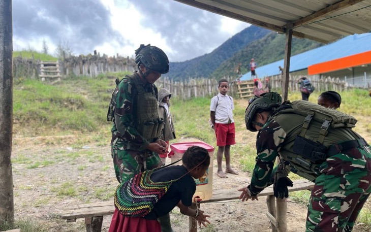 Satgas TNI Ajarkan Tangan Kecil Itu Belajar Hidup Sehat