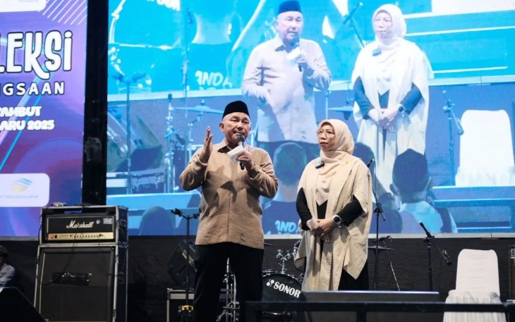 Ketua TP-PKK Kota Depok, Elly Farida mendampingi Wali Kota Depok, Mohammad Idris pada Refleksi Kebangsaan menyambut tahun baru 2025 di Depok Open Space, Balai Kota Depok, Selasa (31/12/24).