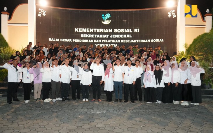 Menteri Pekerjaan Umum (PU) Dody Hanggodo di Sekolah Rakyat Menengah Atas 20 Sleman yang berada di Balai Besar Pendidikan dan Pelatihan Kesejahteraan Sosial (BBPPKS) Regional III Yogyakarta, Senin malam (11/8/2025)