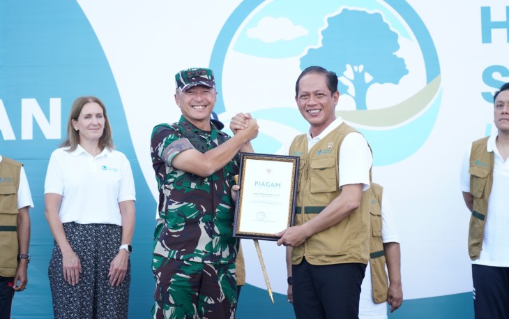 Pangdam IX/Udayana Mayjen TNI Piek Budyakto, S.H., M.H., bersama Gubernur Bali Wayan Koster menghadiri Puncak Peringatan Hari Lingkungan Hidup Sedunia yang digelar di Baruna Shelter Kebencanaan, Pantai Kuta, Badung, Bali, Kamis (5/6)