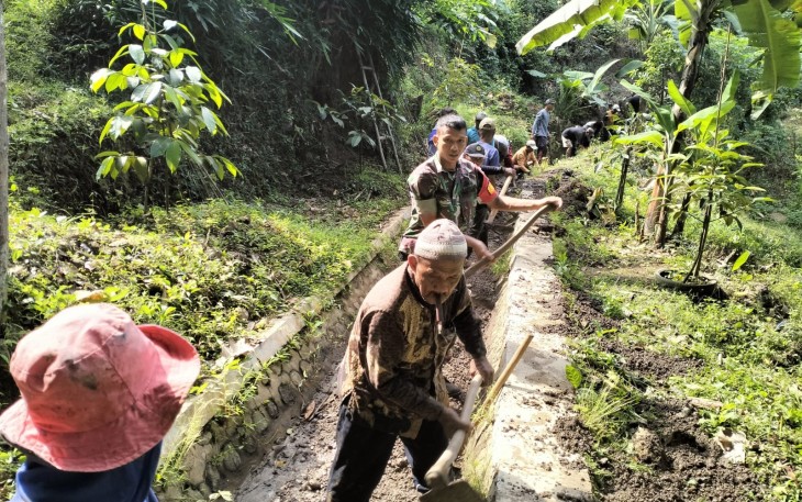 Babinsa Desa Kepet saat Bersama Warga Gelar Karya Bhakti Pembersihan Selokan