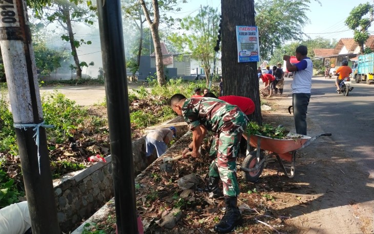 Babinsa Kodim Ponorogo Bersih Bersih Lingkungan Bersama Warga