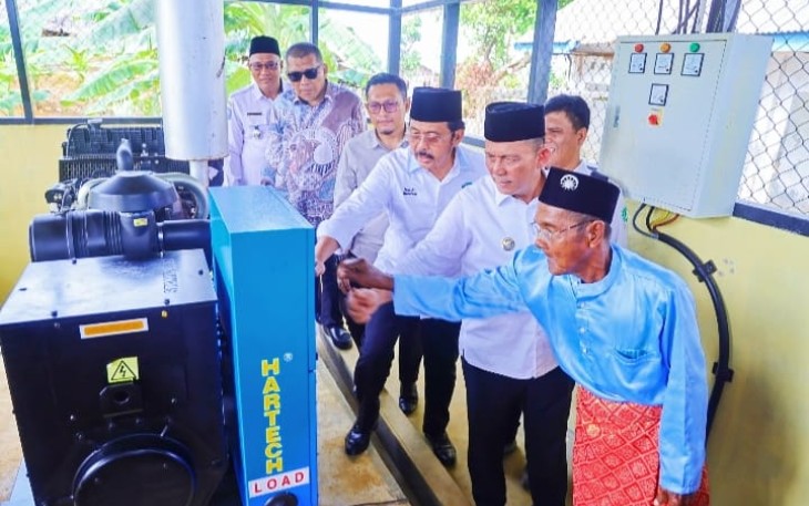Gubernur Kepri Ansar Ahmad Resmikan Genset Pulau Bahan