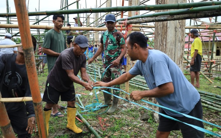 Anggota Satgas TMMD Ke-126 Kodim 1505/Tidore dan Warga Kompak