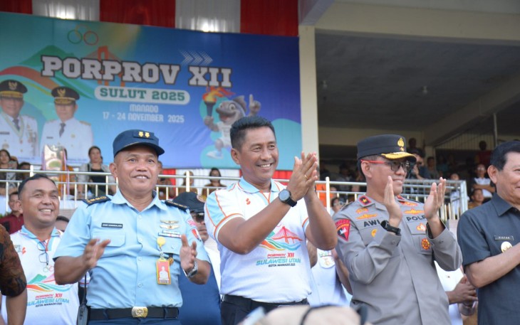 Kasdam XIII Merdeka, Brigjen TNI Yustinus Nono Yulianto (Tengah) saat menghadiri penutupan Porprov XII Sulut
