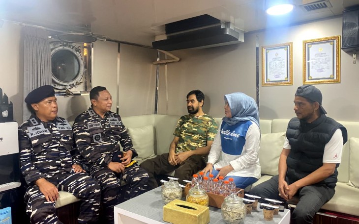 Gubernur Aceh saat Terima Kedatangan KRI Teluk Gilimanuk-531 di Dermaga Umum Krueng Geukueh, Lhokseumawe, Aceh, Kamis (5/12).