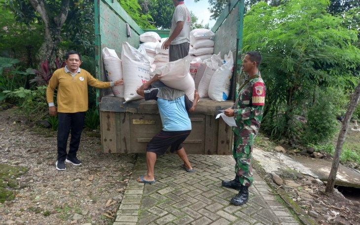 Babinsa Desa Plumpungrejo Bersama PPL Kawal Penyaluran Pupuk Bersubsidi untuk Gapoktan