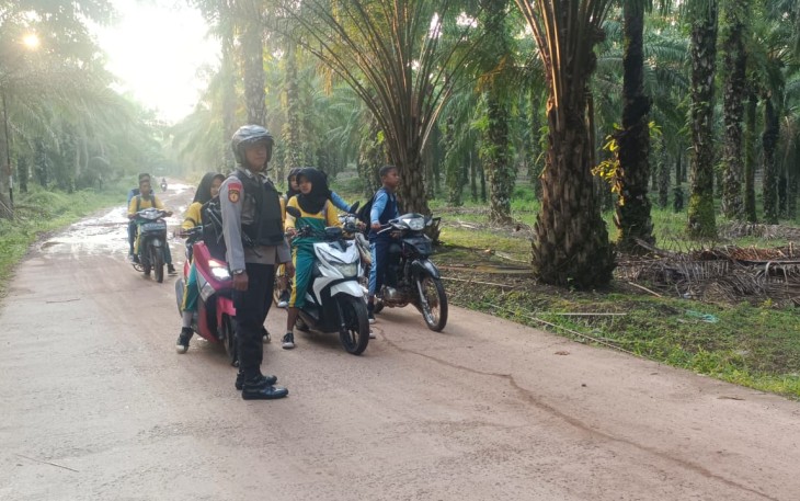 Anggota Polsek Belitang III Giat Pelayanan Bantu Pengawalan Anak Sekolah