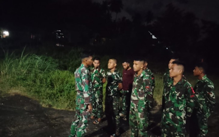 Personel Satgas TMMD Ke-123 Kodim 1310/Bitung saat mengikuti apel malam usai melakukan pekerjaan fisik maupun non fisik program TMMD