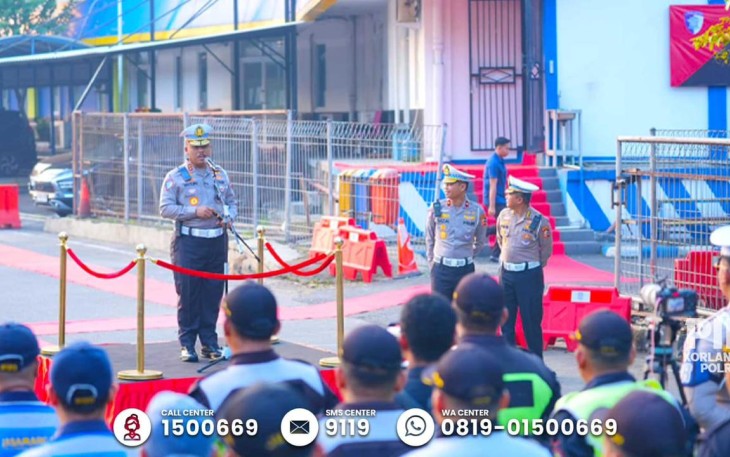 Kepala Korps Lalu Lintas (Kakorlantas) Polri Irjen Pol Drs. Agus Suryonugroho S.H memimpin apel pagi di Kantor Induk PJR Cikampek, Jawa Barat, Kamis (1/5/2025)