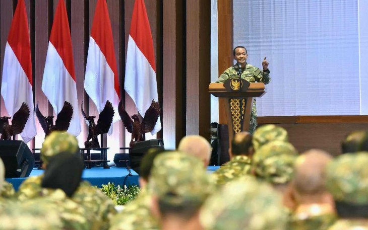 Menteri ESDM Bahlil Lahadalia saat memberikan materi retret pembekalan kepala daerah di Magelang, Kamis (27/2)