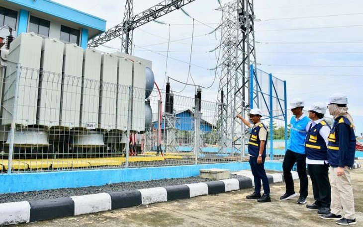 Menteri Bahlil saat pengecekan gardu listrik 