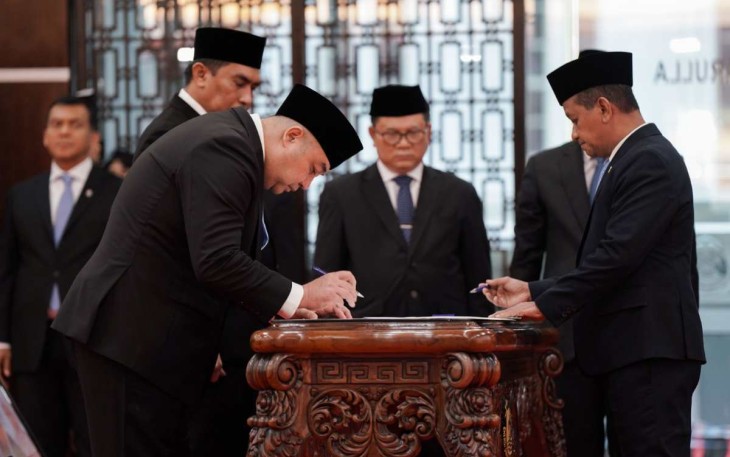 Menteri ESDM Bahlil Lahadalia saat melantik Dirjen Migas & Kepala BPMA di Jakarta, Kamis (16/1)