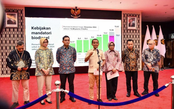 Menteri ESDM Bahlil Lahadalia saat memberikan keterangan pers, Jum'at (3/1)