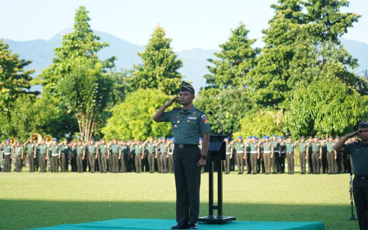 Asrendam XIII/Merdeka Kolonel Inf Samsul Huda Pimpin Upacara Rutin Mingguan 
