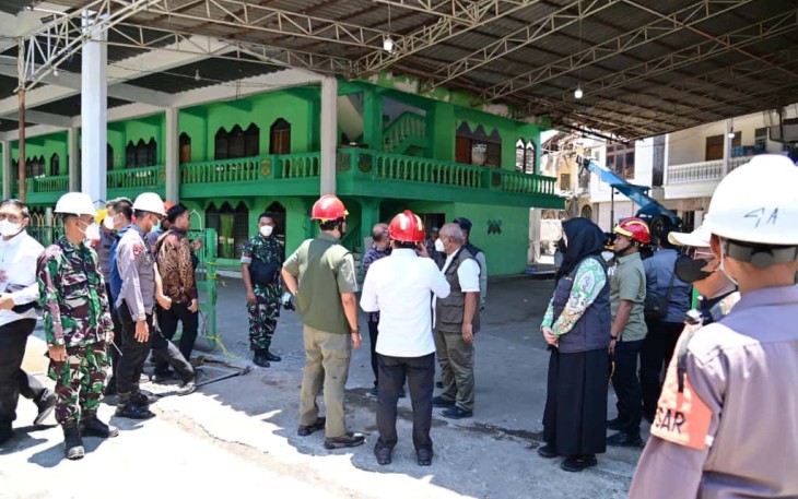 Kepala BNPB bersama Menko PMK dan Basarnas saat melakukan konferensi pers terkait hasil asesmen Tim SAR dan update penanganan insiden robohnya musala Pondok Pesantren (Ponpes) Al Khoziny, Sidoarjo, pada Kamis (2/10)