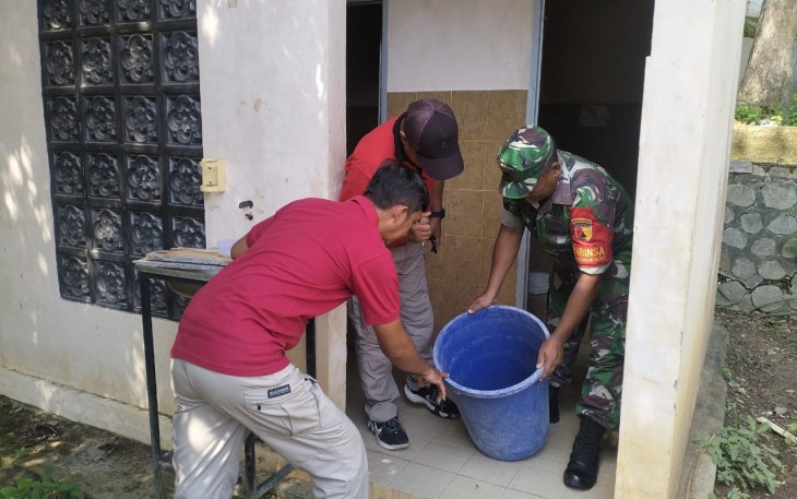 Babinsa Koramil 0806-01/Trenggalek Serka Siswanto bersama Bhabinkamtibmas dan Dinas Kesehatan Trenggalek bergerak cepat dengan menggelar Gerakan Pemberantasan Sarang Nyamuk (PSN) secara serentak di Desa Karangsoko, Kecamatan Trenggalek, Selasa (14/1/2025).  