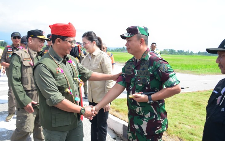 Danrem 132/Tadulako saat menyambut kedatangan kepala BNPB yang akan melakukan peninjauan penanganan darurat korban gempa poso