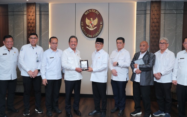 Menteri Desa dan Pembangunan Daerah Tertinggal (Mendes PDT) Yandri Susanto  bertemu Menteri Kelautan dan Perikanan (KP) Sakti Wahyu Trenggono dalam rangka memperkuat sinergi kedua institusi, di kantor KKP, Senin (8/12/2025)