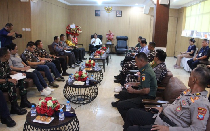 Walikota Bitung Hengky Honandar saat memimpin Rakor Bersama unsur forkopimda 
