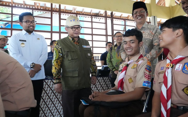 Menteri Pendidikan Dasar dan Menengah (Mendikdasmen), Abdul Mu'ti, melakukan pemantauan langsung pelaksanaan Sistem Penerimaan Murid Baru (SPMB) Tahun Ajaran 2025/2026 di Kabupaten Nganjuk, Jawa Timur, pada Sabtu (21/6)