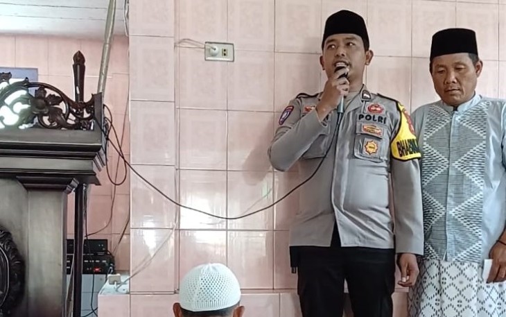 Anggota Kepolisian Kanit Binmas dan para Bhabinkamtibmas Polsek Belitang III memberikan himbauan kepada seluruh para warga masyarakat yang akan melaksanakan ibadah berjama'ah salat Jum'at di seluruh Masjid yang berada di wilayah Hukum Polsek Belitang III, Polres Oku Timur, Jum'at (31/01/2025)