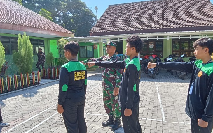 Anggota Posramil Pitu Kodim 0805/Ngawi Serma Eko Prayitno  melaksanakan Pelatihan Baris Berbaris kepada anggota Banser bertempat di Desa Ngancar Kecamatan Pitu, Minggu (23/02/2025)