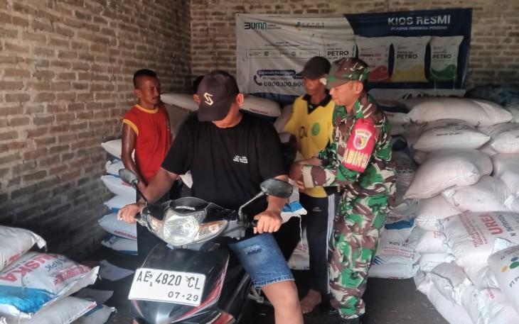 Babinsa Desa Metesih Dampingi Penyaluran Pupuk Bersubsidi untuk Kelompok Tani