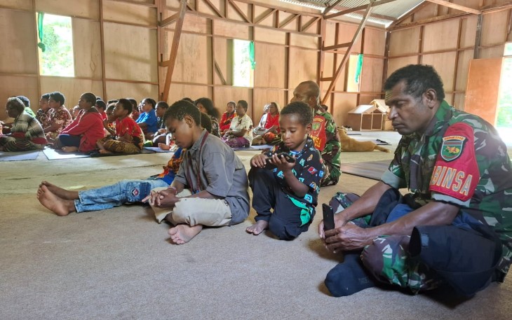 Babinsa Koramil Tembagapura Ikuti Ibadah Gereja