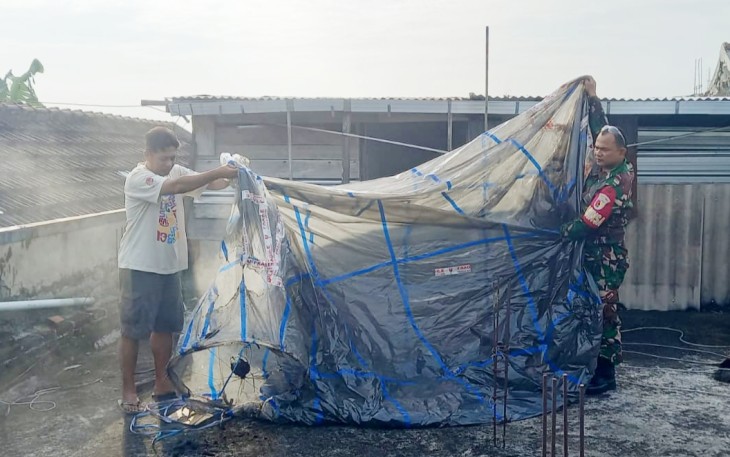Serka Endik Evakuasi Balon Udara Raksasa yang Timpa Rumah Warga