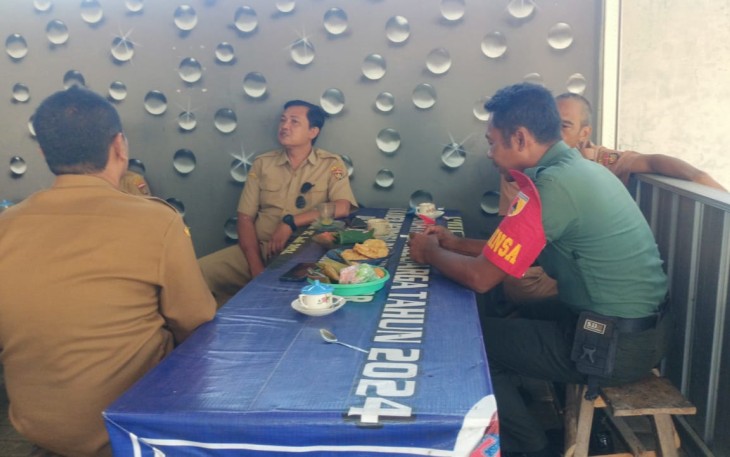 Babinsa Pos Koramil Gerih saat Komsos dengan Perangkat Desa