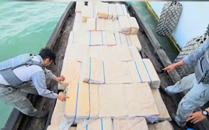 Bakamla RI Tangkap Kapal Kayu Bermuatan Rokok Ilegal 200 Ball di Perairan Tembilahan