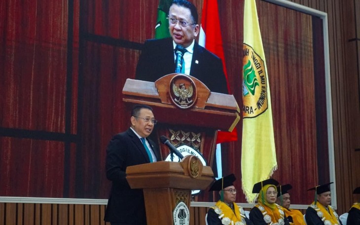 Bamsoet saat memberikan orasi ilmiah pada Wisuda Program Pascasarjana dan Sarjana Sekolah Tinggi Ilmu Ekonomi (STIE) Kusuma Negara di Jakarta, Rabu (26/11/25).