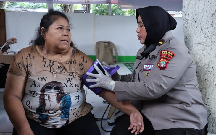 Polwan Polres Jakbar Turun ke Lokasi Banjir Berikan Bantuan Pemeriksaan Kesehatan hingga Trauma Healing