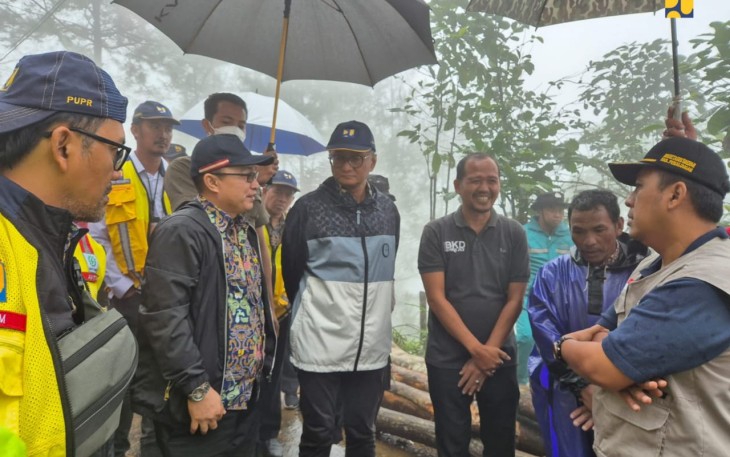 Menteri Pekerjaan Umum Dody Hanggodo meninjau penanganan pascabencana banjir dan longsor di Kecamatan Petungkriyono, Kabupaten Pekalongan, Jawa Tengah, Rabu (29/1/2025)