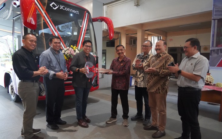 Bank Jatim saat Serahkan Satu Unit Armada Bus Ke Untag Surabaya