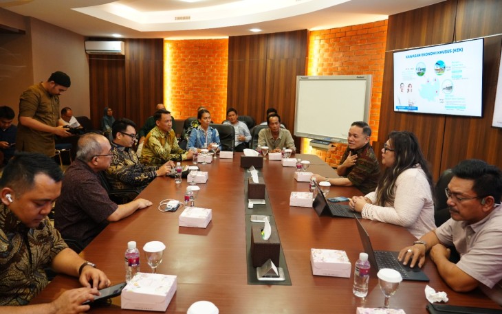 Badan Pengusahaan Batam (BP Batam) diwakili oleh Kepala Biro Humas, Promosi, dan Protokol, Ariastuty Sirait menerima kunjungan Duta Besar Republik Indonesia untuk Singapura, Suryo Pratomo pada Jum'at (28/2/2025) di Marketing Centre