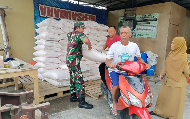 Pendampingan Penyaluran Pupuk Subsidi oleh Anggota Koramil 0803-02 Madiun