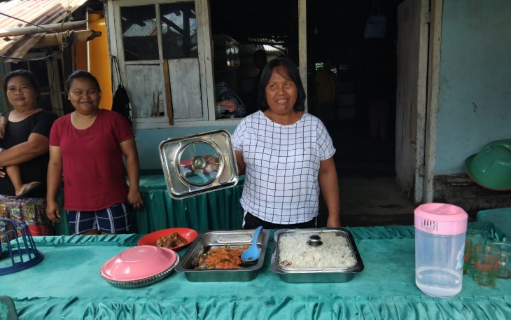 Warga kelurahan Tandurusa saat menyiapkan makanan buat personil satgas TMMD Kodim 1310/Bitung