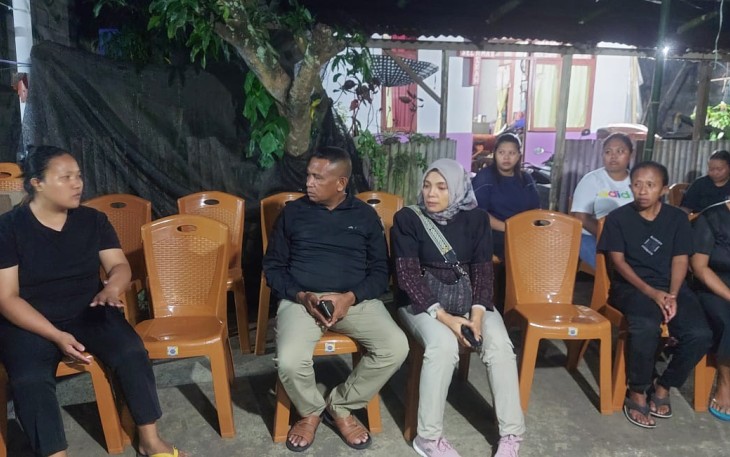Dandim 1310/Bitung, Letkol Czi Hanif Tupen, S.T.M.I.P bersama istri tercinta saat berkunjung di rumah duka korban pembantaian Yahukimo, Papua