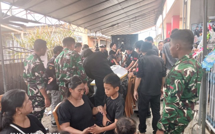 Personel satgas TMMD Ke-123 Kodim 1310/Bitung saat membantu warga kelurahan Girian Permai yang sedang berduka