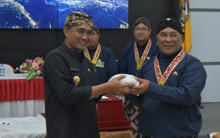Serah terima Pratelan Ageman Sultan secara simbolis dari perwakilan Keraton Yogyakarta kepada Pj Bupati Karanganyar Timotius Suryadi, di Pendopo Raden Mas Said Rumah Dinas Bupati Karanganyar, Kamis (30/1/2025)