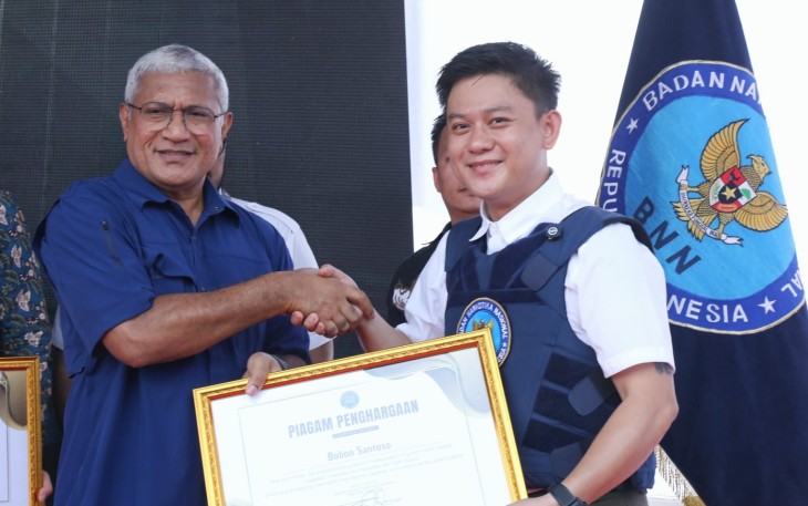 Kepala BNN RI, Marthinus Hukom, yang bertemu langsung dengan masyarakat Kampung Kiapang, pada Kamis (8/5), di Lapangan Kompos PT Djarum, Tanah Abang, Jakarta Barat 