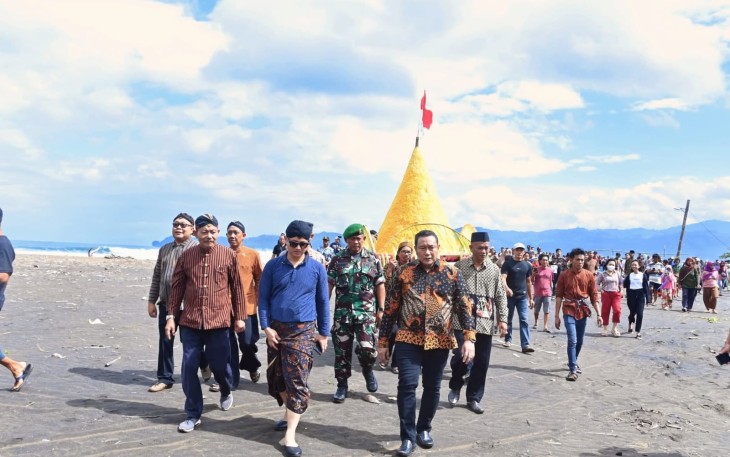 Bupati Trenggalek, Mochamad Nur Arifin, saat menghadiri upacara adat Labuh Laut Pantai Konang di Desa Nglebeng, Kecamatan Panggul, Jum'at (27/6/2025).
