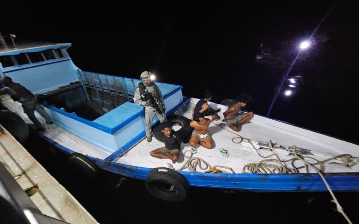 KN Pulau Marore-322 yang diawaki personel Bakamla RI berhasil menggagalkan dugaan aksi perompakan terhadap kapal tugboat (TB) Kingston 818 dan tongkang Asiabay 106 di perairan Kalimantan Timur, Kamis (16/10/2025)