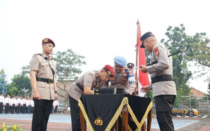 Upacara Serah Terima Jabatan (Sertijab), Penyerahan Jabatan, dan Pengukuhan Pejabat di lingkungan Polres Metro Bekasi, kegiatan yang dipimpin langsung Kapolres Metro Bekasi, KBP Mustofa, S.I.K., M.H., ini berlangsung di Lapangan Apel dan Aula Gedung Promoter Polres Metro Bekasi. Selasa (12/8/2025)