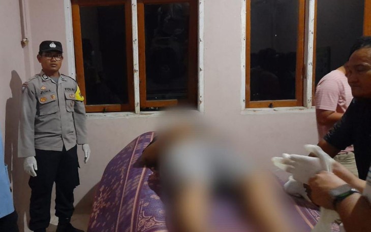 Seorang pria muda meninggal dunia tergantung dengan terikat tali dileher didepan kamar mandi lantai dua rumah korban, Jum'at malam, 11 Juli 2025